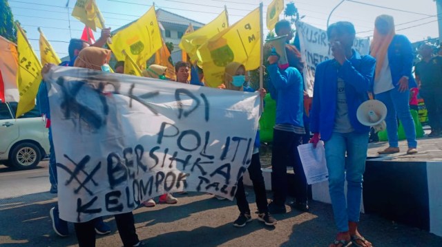 Massa PMII Brebes menggelar aksi unjuk rasa di depan Kantor Bupati Brebes, Jumat (20/09/2019). 
