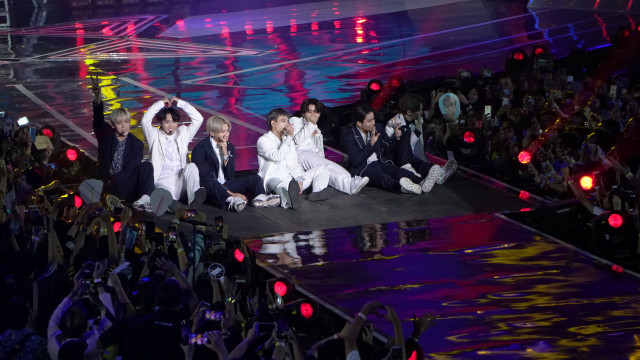 Smartfren WOW, Ateez