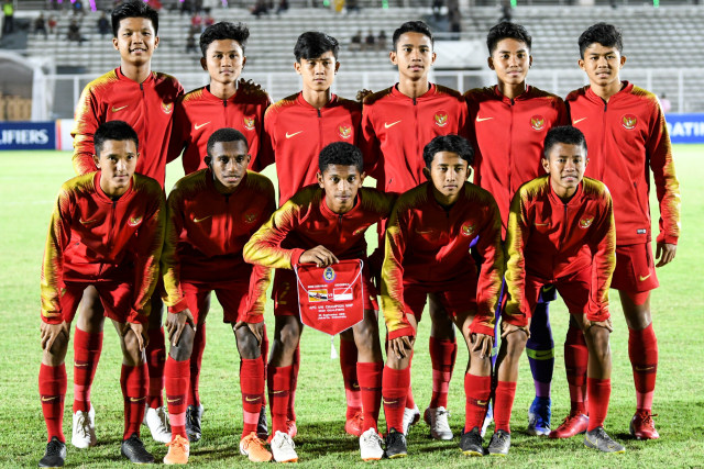 Pemain Timnas Indonesia U-16 berfoto bersama sebelum pertandingan melawan Timnas Brunei Darussalam U-16 pada laga kualifikasi Piala AFC U-16 2020 di Stadion Madya, Jakarta. Foto: ANTARA FOTO/Galih Pradipta