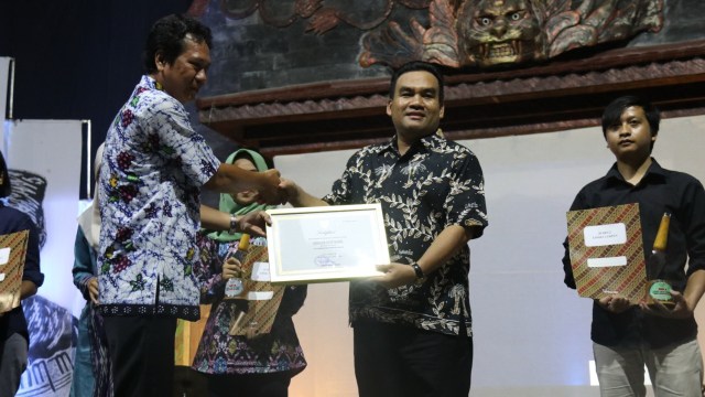 Wakil Bupati H. Arief Rohman MSi saat menerima sertifikat penetapan Sedulur Sikep (Samin) sebagai warisan budaya tak benda, dari Kementerian Pendidikan dan Kebudayaan RI. Kamis (19/09/2019) malam