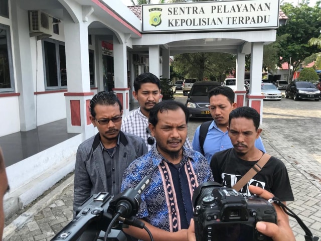 Koalisi NGO HAM Aceh melaporkan Presiden Joko Widodo serta 3 pihak lainnya ke Polda Aceh terkait peredaran benih padi IF8 di Aceh, Jumat (20/9). Foto: Dok. Koalisi HAM