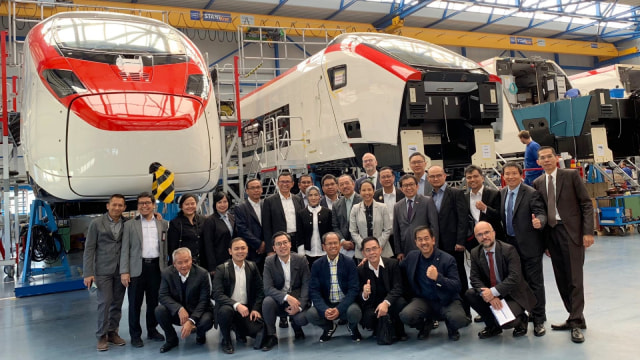 Perusahaan produsen kereta api Swiss Stadler Rail menandatangani perjanjian investasi dengan PT INKA dalam bentuk joint venture untuk membangun pabrik kereta api di Banyuwangi. Foto: Dok. KBRI Bern