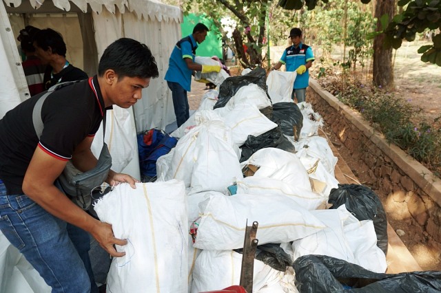 Foto: Ramai-Ramai Memungut Sampah di Hutan Kota Bekasi (54516)