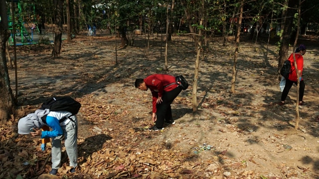 Foto: Ramai-Ramai Memungut Sampah di Hutan Kota Bekasi (54507)