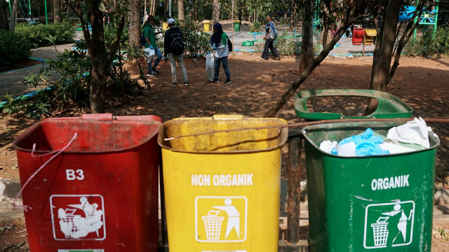 Foto: Ramai-Ramai Memungut Sampah di Hutan Kota Bekasi (54509)