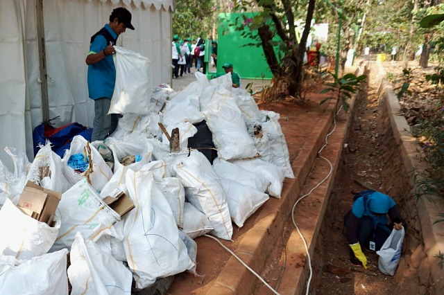 Foto: Ramai-Ramai Memungut Sampah di Hutan Kota Bekasi (54514)
