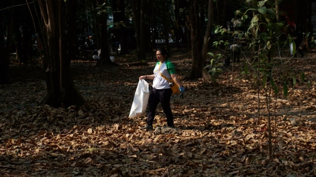 Foto: Ramai-Ramai Memungut Sampah di Hutan Kota Bekasi (54511)