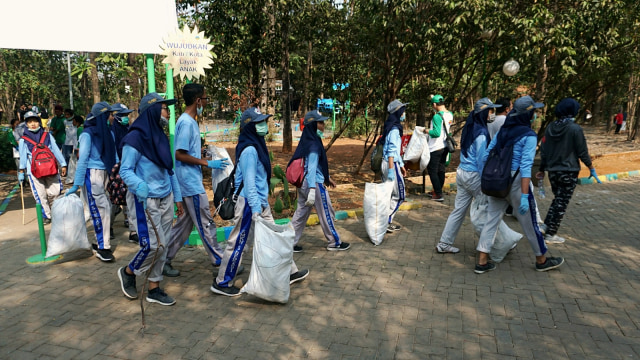 Foto: Ramai-Ramai Memungut Sampah di Hutan Kota Bekasi (54512)