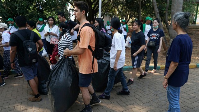Foto: Ramai-Ramai Memungut Sampah di Hutan Kota Bekasi (54510)