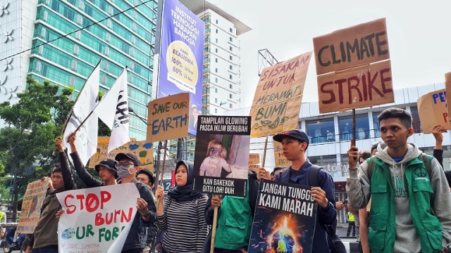 Aliansi Gerakan untuk Perubahan Iklim Jawa Barat turut dalam aksi global climate strike atau jeda untuk iklim di Bandung. (Assyifa)