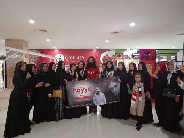 Adhin Abdul Hakim (tengah berkaus merah), saat berfoto dengan penonton film 'Hayya' di Hartono Mall Yogyakarta, Jumat (20/9/2019). Foto: Istimewa.