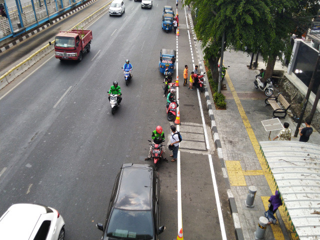 Jalur sepeda tampak diivasi oleh pengguna jalan selain pesepeda di Rawamangun, Sabtu (21/9). Foto: Fachrul Irwinsyah/kumparan