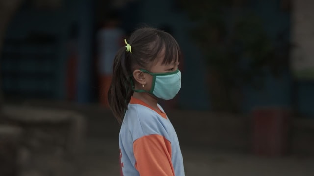 Seorang yang siswi mengenakan masker pelindung di salah satu Sekolah Dasar Negeri (SDN) Kelurahan Sako Palembang, Sabtu (21/9) Foto: abp/Urban Id