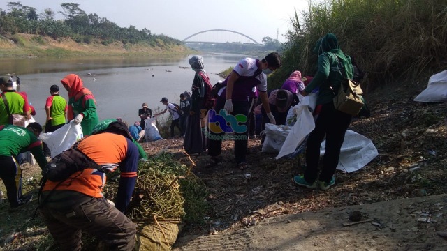 Pemuda-pemudi Bojonegoro saat lakukan aksi bersih-bersih sampah di bantaran sungai Bengawan Solo, tepatnya di sepanjang sekitaran Lorong Satu Kelurahan Jetak Kecamatan Bojonegoro Kota. Sabtu (21/09/2019)