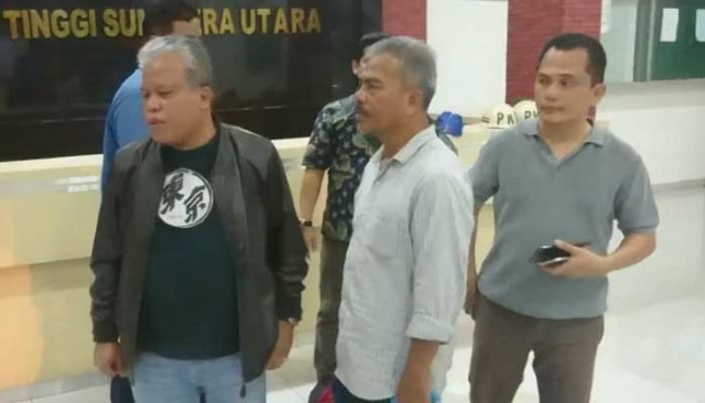 Eks Camat Galang Hadisyam Hamzah (54) (baju kemeja) ditangkap setelah 5 tahun menjadi buronan dalam kasus korupsi. SumutNews.com