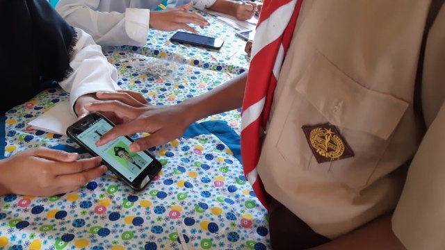 Pemilihan Ketua OSIS di SMP Negeri 3 Bumijawa, Kabupaten Tegal, memakai HP Android. (Foto: Bentar)