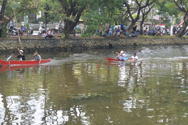 Keseruan Lomba Dayung Sampan Tradisi Banjarmasin (1220671)