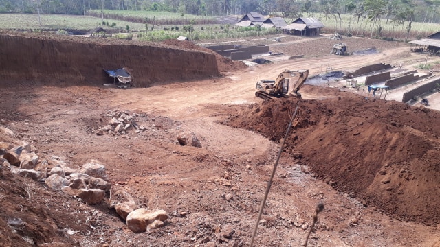 Kondisi pengerukan lahan di Desa Sidorejo, Kecamatan Pagelaran, Kabuaten Malang, sabtu (21/9). 