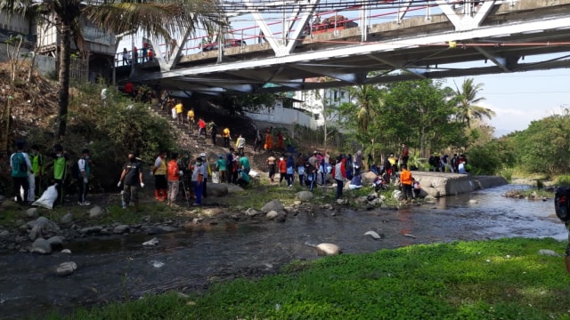 Warga di Brebes Selatan ramai-ramai mengikuti aksi bersih-bersih sampah di sungai, Sabtu (21/9). (Foto: Ali Sodikin) 