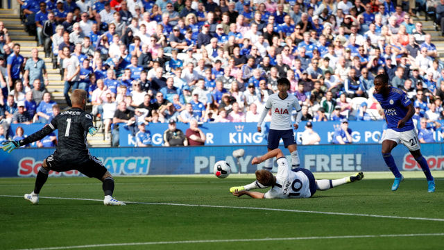 Pemain Tottenham Hotspur Harry Kane (kedua kanan) menendang ke arah gawang Leicester City di Stadion King Power.  Foto: REUTERS/Andrew Boyers