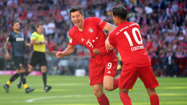 Robert Lewandowski merayakan gol di laga melawan FC Koeln. Foto: REUTERS/Michael Dalder