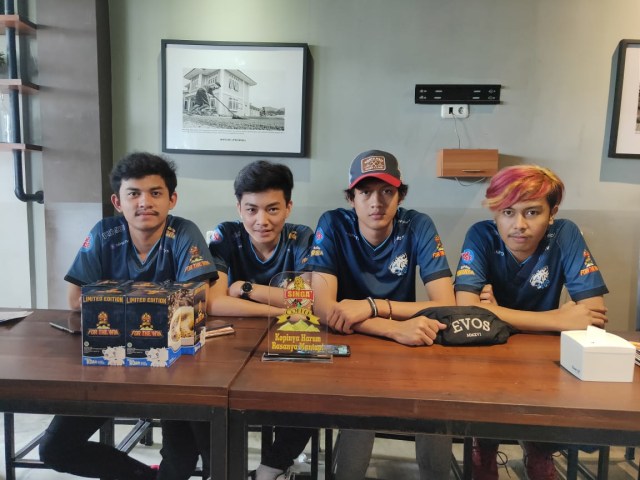 Para pemain eSport profesional dari Evos di Warunk Upnormal, Kota Malang, Sabtu (21/9). foto dokumen.