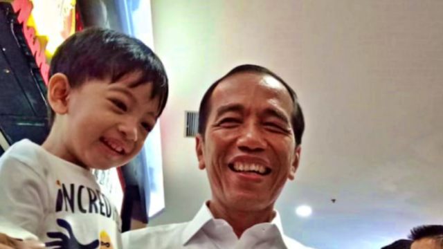 Jokowi dan Jan Ethes. (Foto: Kevin S Kurnianto/kumparan)