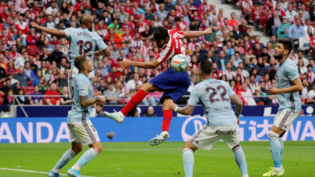 Aksi Diego Costa di laga melawan Celta Vigo. Foto: REUTERS/Juan Medina