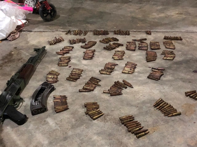 Barang bukti senjata api dan ratusan butir peluru yang disita polisi dari rumah orang tua angkat seorang anggota KKB di Aceh, Sabtu (21/9). Foto: Dok. Polda Aceh 