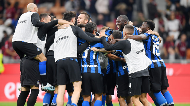 Pemain-pemain Inter merayakan kemenangan di Derby della Madonnina. Foto: REUTERS/Daniele Mascolo