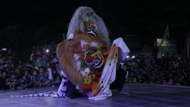 Penampilan Seni Barongan Blora di Taman Tuk Buntung Kecamatan Cepu, dalam event Indonesiana 2018 “Cerita dari Blora”. Sabtu (21/09/2019)
