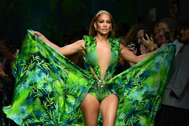 Penampilan Jennifer Lopez di Versace Spring 2020. Foto: AFP/MIGUEL MEDINA