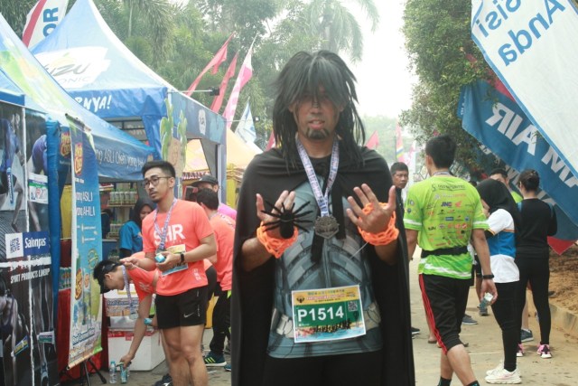 Peserta Khatulistiwa Run asal Malaysia yang mengenakan kostum layaknya superhero. Foto: Lydia Salsabila/Hi!Pontianak