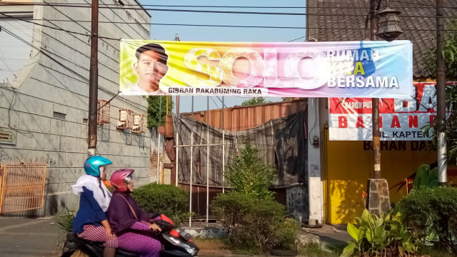 Satpol PP Copot Belasan Spanduk Dukungan Gibran di Pilwakot Solo 2020 (149202)