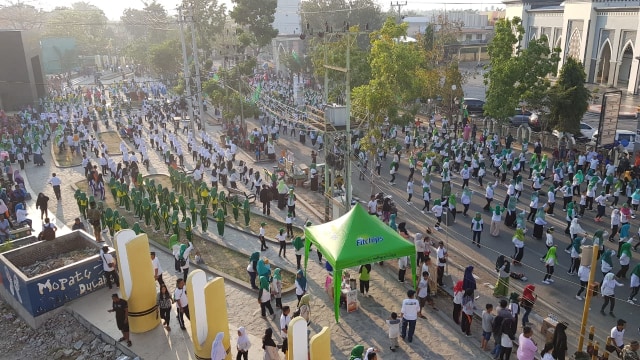 Ribuan peserta Goyang Mopobibi memadati kawasan Menara Pakaya Limboto. Minggu, (22/9). Foto: Dok Banthayo.id
