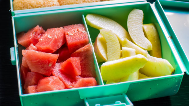 ilustrasi potongan buah dalam kotak bekal sekolah anak Foto: Shutterstock