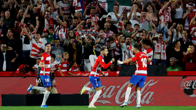 Para pemain dan suporter Granada merayakan gol ke gawang Barcelona. Foto: Marcelo del Pozo/Reuters