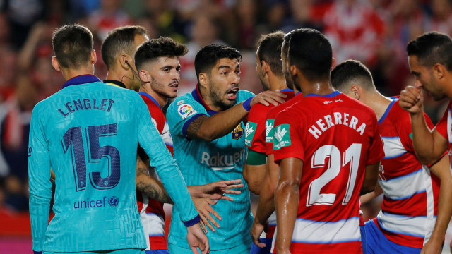 Luis Suarez beradu mulut dengan pemain Granada. Foto: Marcelo Del Pozo