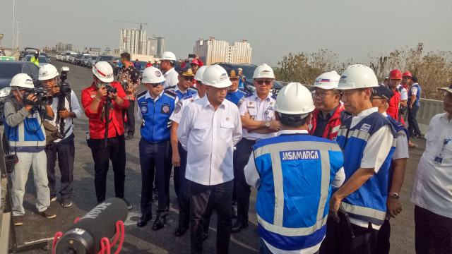 Menteri Perhubungan, Budi Karya Sumadi melakukan inspeksi Tol Jakarta Cikampek II Layang. Foto: Resya Firmansyah/kumparan