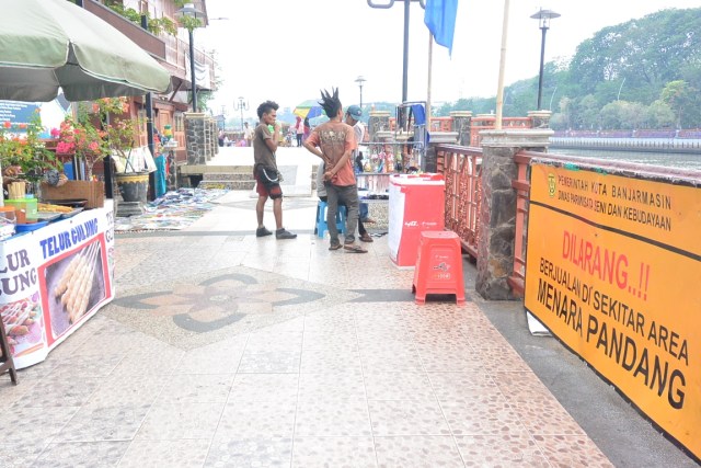 PKL bandel yang berjualan di pedestrian Siring Menara Pandang, Kota Banjarmasin pada Minggu (22/9/2019). Foto: M Syahbani/banjarhits.id