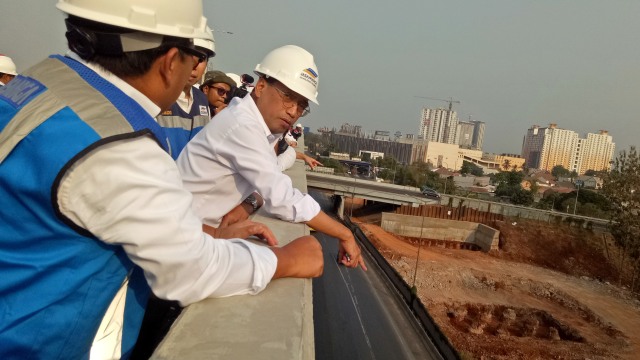 Menteri Perhubungan Budi Karya Sumadi mengecek ketinggian Tol Jakarta-Cikampek II layang. Foto: Resya Firmansyah/kumparan