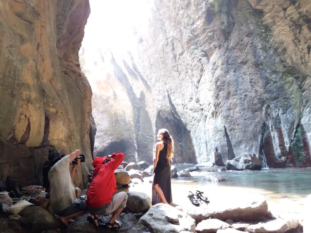 Sejumlah fotografer melakukan sesi foto bersama model di wisata Curug Ibun Pelangi ini di Desa Sukasari Kaler, Kecamatan Argapura, Kabupaten Majalengka, Jawa Barat. (Oki)