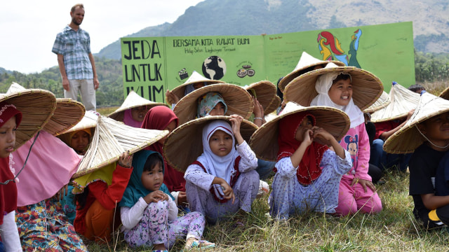 Anak-anak diajarkan merawat bumi dengan aneka kegiatan di Gampong Nusa, Kecamatan Lhoknga, Aceh Besar. Foto: Adi Warsidi/acehkini