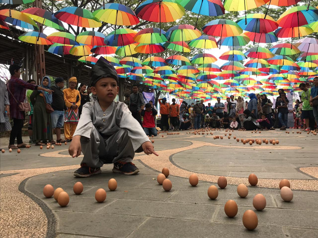 Warga Pontianak dirikan 1.120 butir telur dan memecahkan rekor MURI membuat turis mancanegara takjub. Foto: Teri/Hi!Pontianak