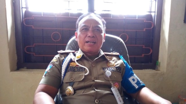 Satpol PP Copot Belasan Spanduk Dukungan Gibran di Pilwakot Solo 2020 (149201)