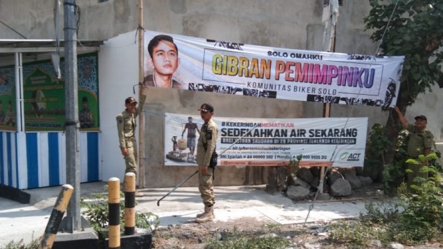 Satpol PP Copot Belasan Spanduk Dukungan Gibran di Pilwakot Solo 2020 (149203)