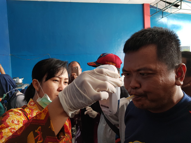 Petugas Damkar Kobar menjalani pemeriksaan kesehatan kadar monoksida. (Foto: Joko Hardyono)