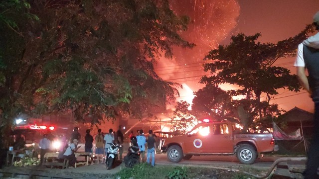 Kebakaran menghanguskan sebuah bengkel mobil di Jalan Sungai Raya Dalam, Kubu Raya, Kalimantan Barat, Minggu (22/9). Foto: Listya Sekar Siwi/Hi!Pontianak