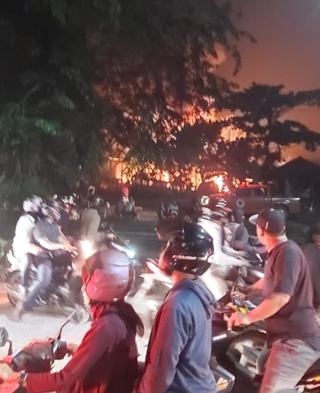 Bengkel Mobil di Kubu Raya, Kalbar, Terbakar (93158)