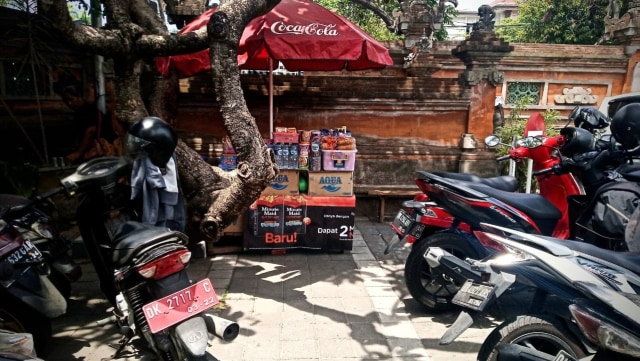 Mek Kamar, Bertahan Hidup di Parkiran PN Denpasar (5528)
